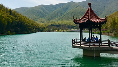 Photo of a lake in the Sea of Bamboo Park located in Anji County, Huzhou City, Zhejiang Province.